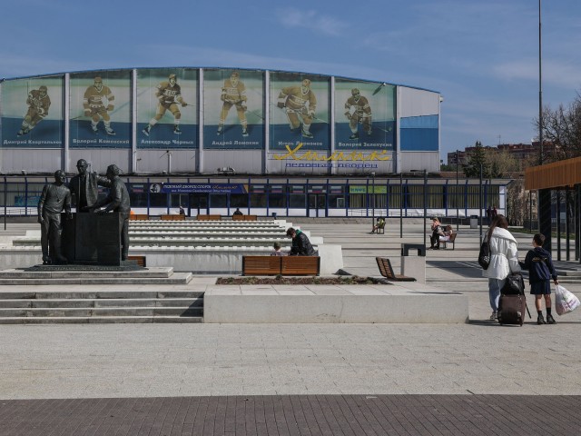 Возле Дворца спорта «Химик» заменили поврежденную брусчатку
