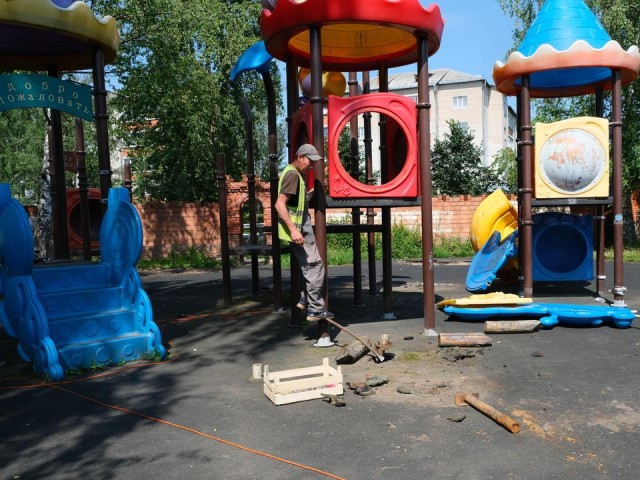 В Шаховской заменят старую детскую площадку на новую