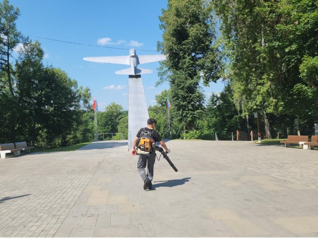 Коммунальщики Истры привели в порядок центральный парк отдыха