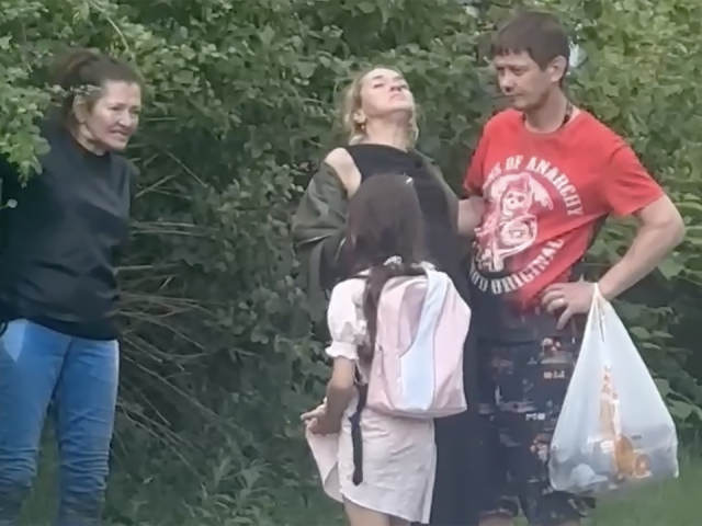 На видео попала прогулка ребенка с «угашенными» взрослыми в Малаховке: теперь семью проверит соцзащита