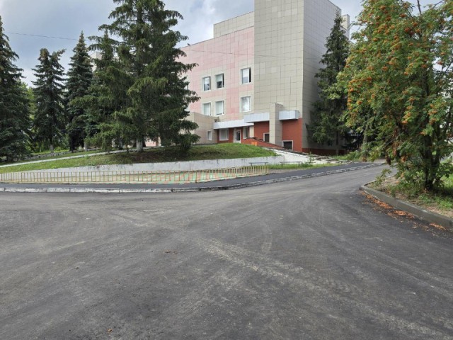 В больничном городке в Озерах обновили асфальт