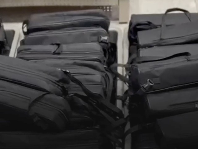 Таможенники обнаружили 142 оружейных прицела у иностранца в аэропорту