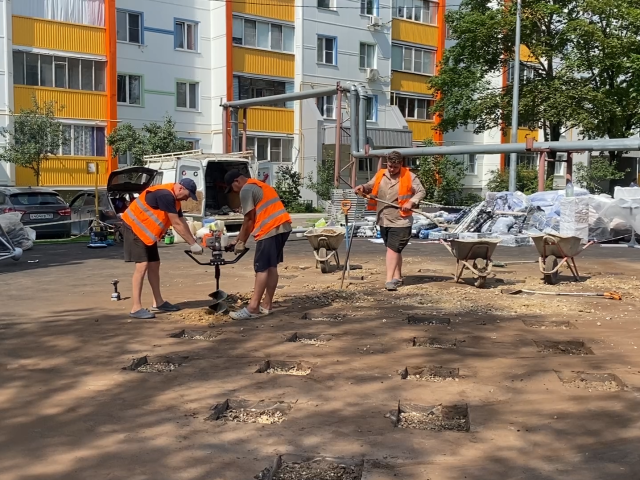 В микрорайоне Солнечный во Власихе устанавливают новую детскую площадку