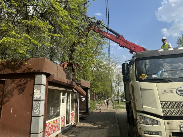 В Жуковском демонтируют незаконную постройку на улице Чапаева