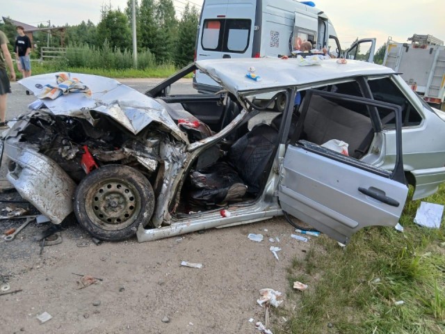 Спасатели  оказали помощь 18-летнему водителю, пострадавшему в ДТП в Можайском округе