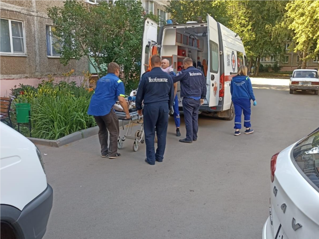 Спасатели помогли медикам госпитализировать жителя Серебряных Прудов