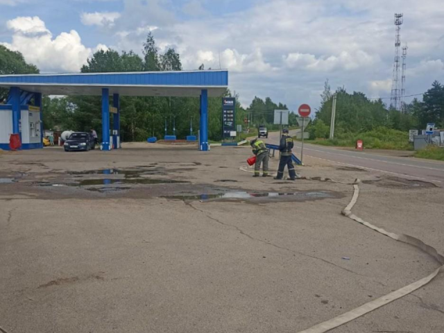 В Волоколамском округе пожарные отработали совместные действия на автозаправке