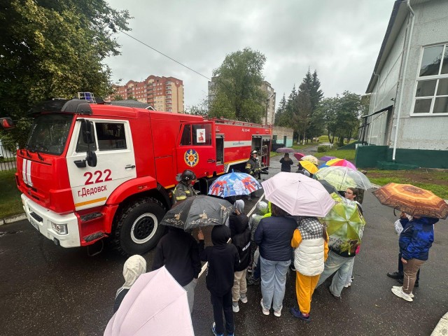 Дети из летнего лагеря в Дедовске попробовали себя в роли пожарных
