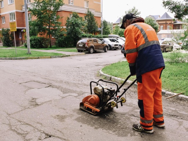 В Новом Пушкино начали ремонт дорог с помощью рециклера