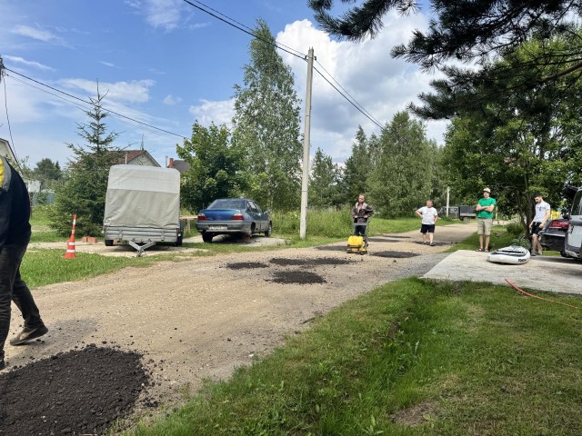Рабочие устранили ямы на дорогах деревни Ядрово