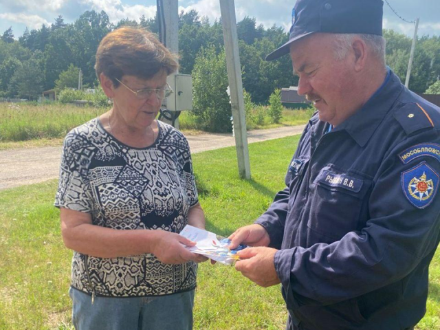 Спасатели научили жителей деревни Бебехово безопасно пользоваться газом