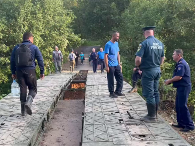 Понтонную переправу возвели за сутки на месте разрушенного стихией моста в Истре