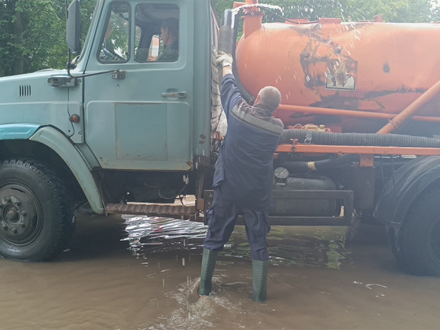Коммунальщики откачивают воду с улиц Королева