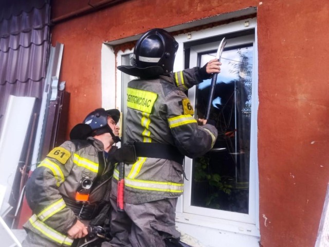 Спасатели проникли в дом через окно, чтобы помочь пенсионеру из Талдома