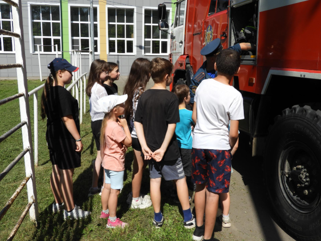 Пожарные Волоколамского округа провели занятия для детей в лагере