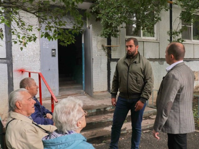 Новые скамейки и урны установят во дворе на Чехова 6А по просьбе жителей