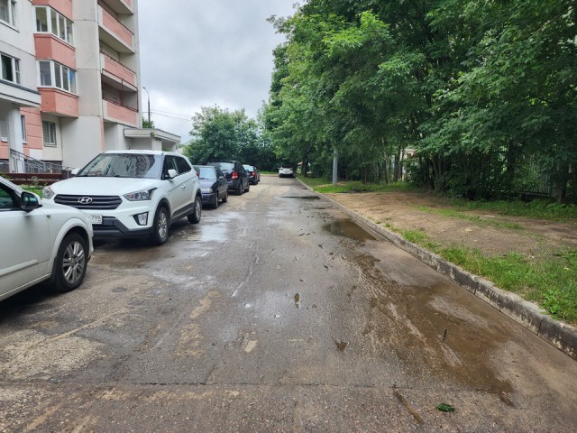 В Богородском округе коммунальщики наводят порядок на улицах города после ливня