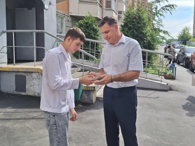 Глава Котельников вручил квартиру 18-летнему сироте