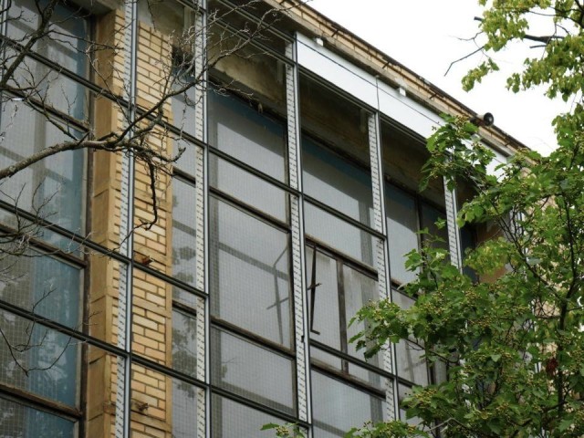 В спортшколе «Орбита» в Дзержинском приступили к смене окон и обновлению паркета