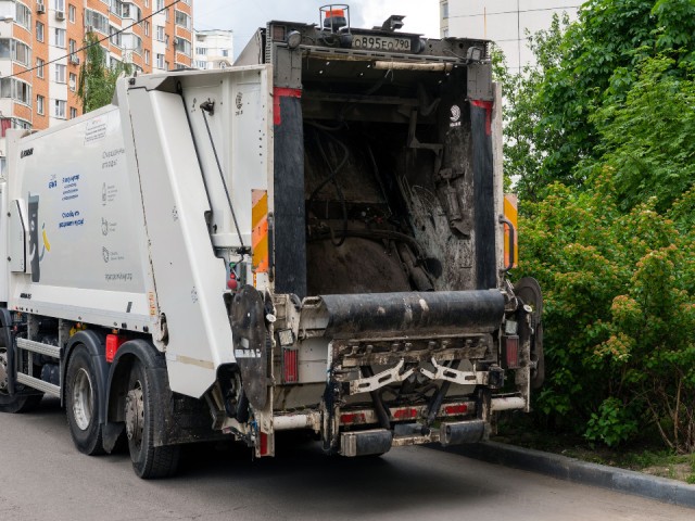 Специалисты вывезли мусор с улицы Гоголя в Малаховке после жалоб жителей