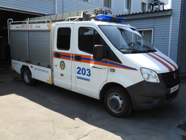 Спасатели помогли медикам перенести в машину скорой помощи больного жителя Волоколамска