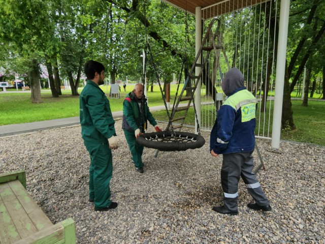 Качели-гнездо вновь радуют посетителей в парке Истры