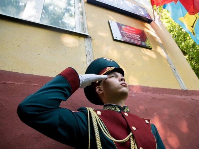 В Реутове открыли мемориальную доску герою СВО Денису Шайгарданову