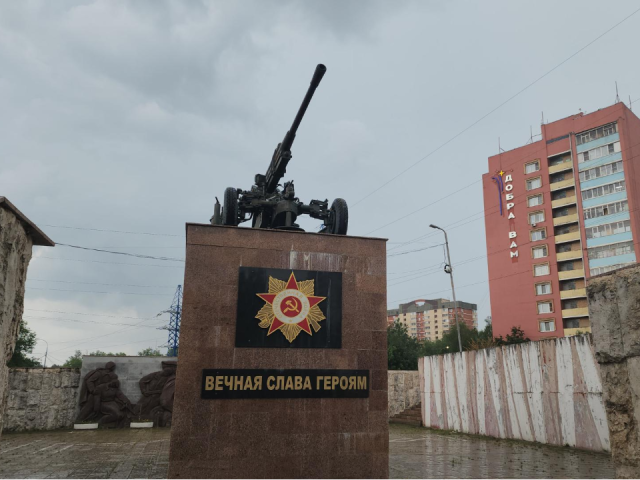 Цветники у мемориала «Зенитное орудие» в Лобне украсили однолетними растениями
