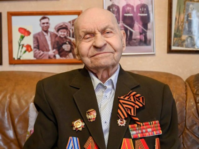 Ветерана Михаила Долю из Ленинского округа поздравили с 98-летием