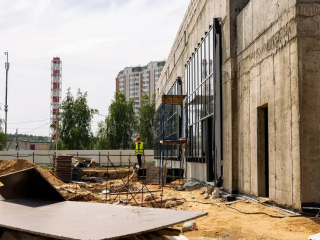 Строительство нового ФОКа с бассейном в Лобне идет по графику