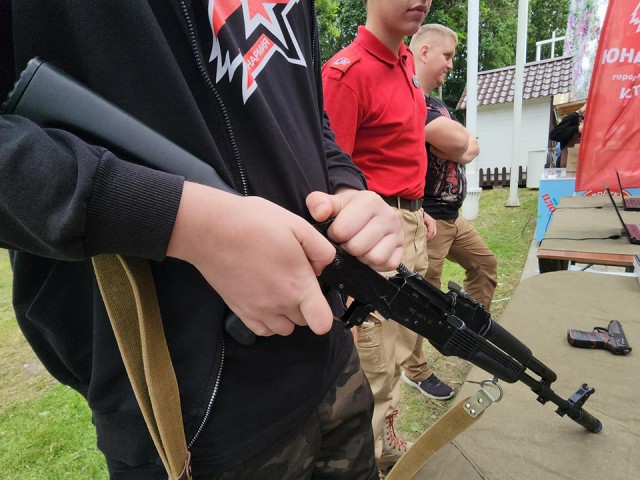 Дети в Истре научились разбирать автомат и управлять дроном