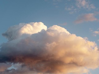 Вызванное изменением погоды облако в виде большого гриба напугало жителей Мытищ