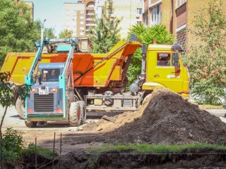 Асфальтовое покрытие укладывают во дворах на улице Дергаевская в Раменском