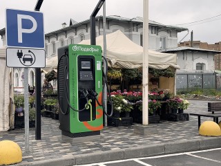 Станция быстрой зарядки электромобилей появилась на Привокзальной площади