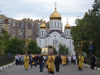 Краснознаменцы прошли крестным ходом в честь семьи, любви и верности