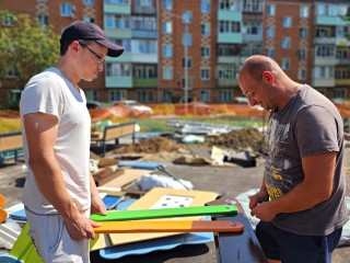 Детскую площадку начали строить на улице Школьной в Волоколамске