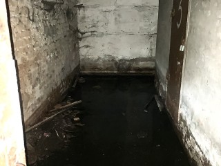 В Куровском ликвидируют подтопление в подвальном помещении дома на улице Вокзальной