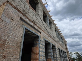 Бригада подмосковных строителей начала реконструкцию школы в Мариуполе
