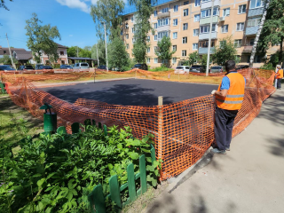 На улице Горького строят детский игровой комплекс с безопасным покрытием