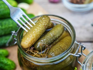 «Хрустят как с грядки»: маринованные огурцы по-псковски быстро и просто готовит кулинарка из Бронниц