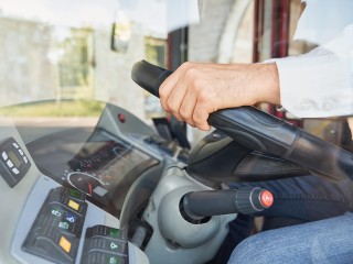 Водитель автобуса, проехавшего по тротуару в Мытищах, извинился перед пассажирами