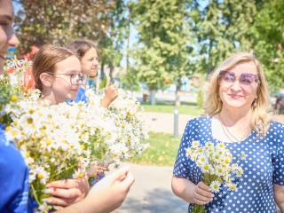 Охапки ромашек целый день дарят молодогвардейцы бронничанкам 8 июля