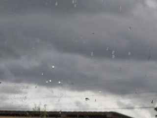Погода 13 июля: духота, грозы и ветер, который вырвет зонт из рук