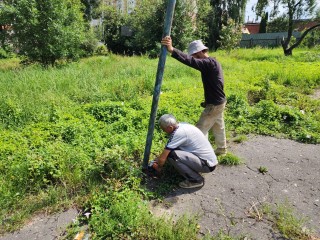 Cтарые ворота и турники сносят на месте будущей пристройки к гимназии №2