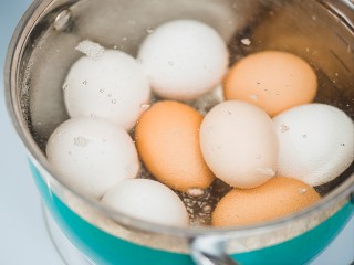 Почему нельзя выливать в раковину воду после варки яиц