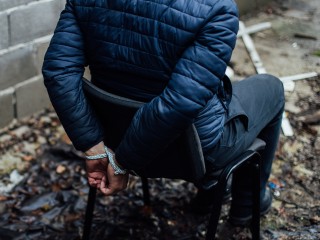 Держали на цепи и требовали деньги: в Подмосковье семья фермеров похитила работника