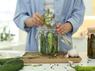 Маринованные корнишоны по этому рецепту дети готовы есть прямо из банки