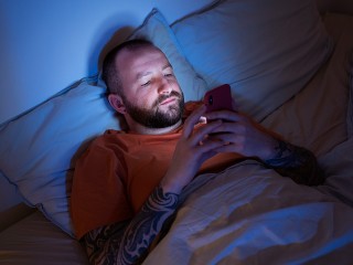 Фактор +47% к инфаркту: врач предупредила сердечников об опасности смартфонов по ночам