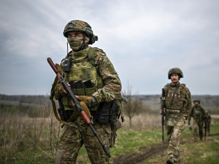 Служба по контракту на участие в СВО в 2025 году: требования и положенные выплаты