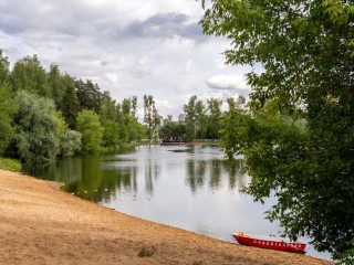 Спасатели работали на месте происшествия на воде в поселке Щучье Озеро